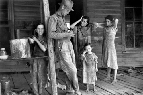 Floyd Burroughs junto a los niños de la familia Tingle en Alabama en 1936. / WALKER EVANS / CAPITÁN SWING