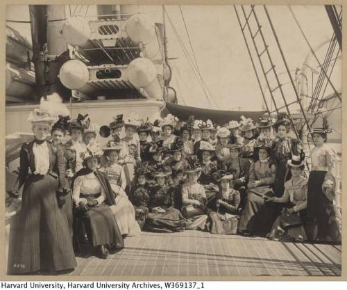 Maestras cubanas a bordo del Sedgwick, camino a Estados Unidos para asistir al curso de verano en Harvard. En el centro, con sombrero de plumas, María de Jesús Hernández Alfonso. Cortesía Harvard University Archives 
